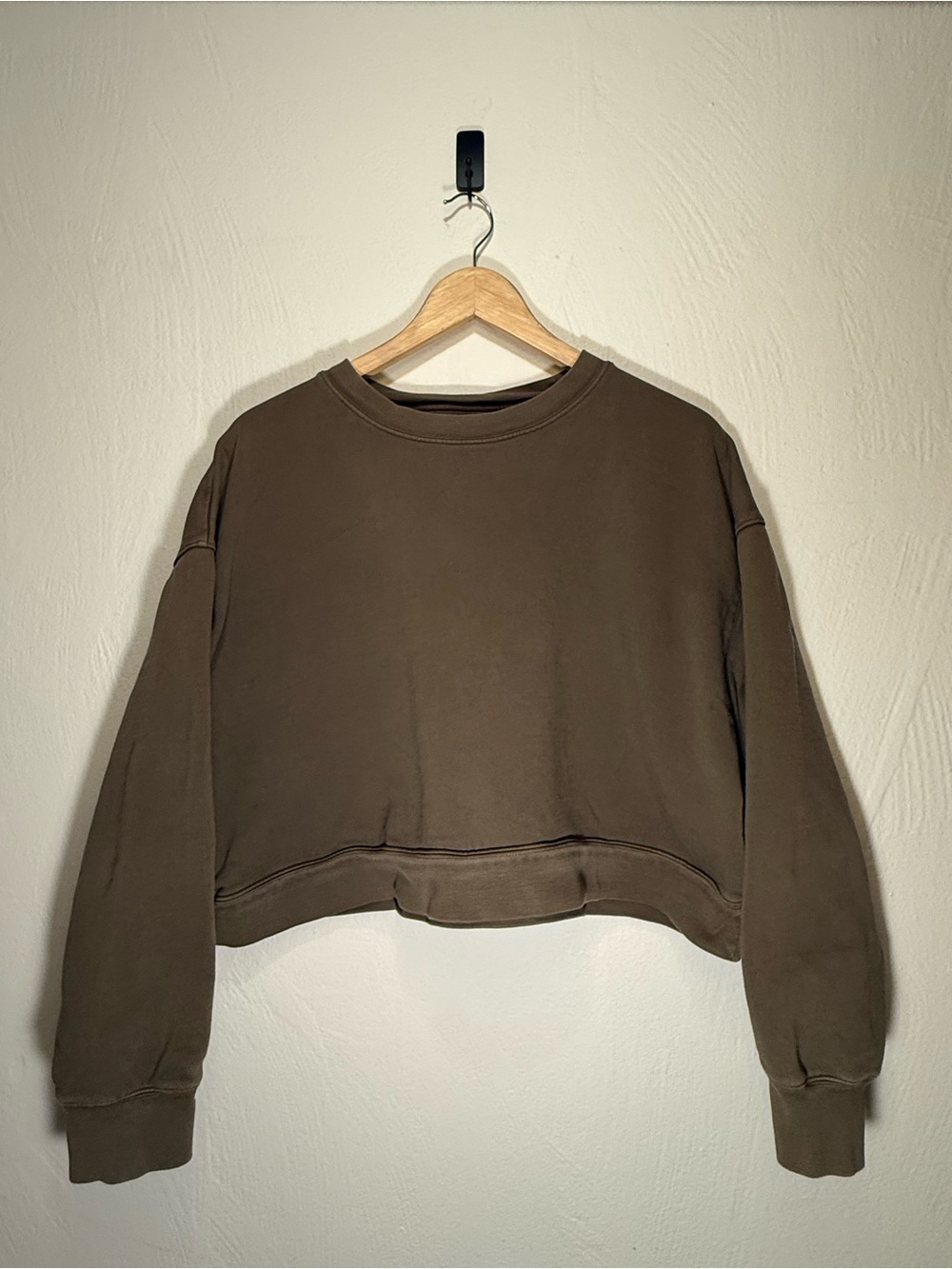 Girlfriend Collective Cropped Crew Sweatshirt in Olive Green